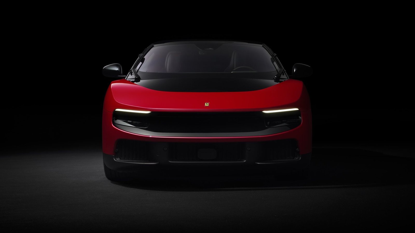Ferrari Luce vermelha de frente, em estúdio escuro